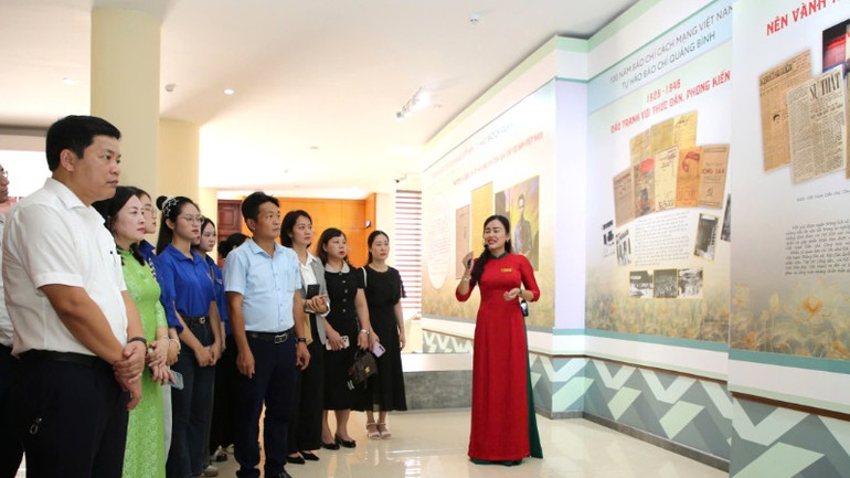 Các đại biểu và đông đảo sinh viên nghe giới thiệu về lịch sử nền báo chí cách mạng Việt Nam.