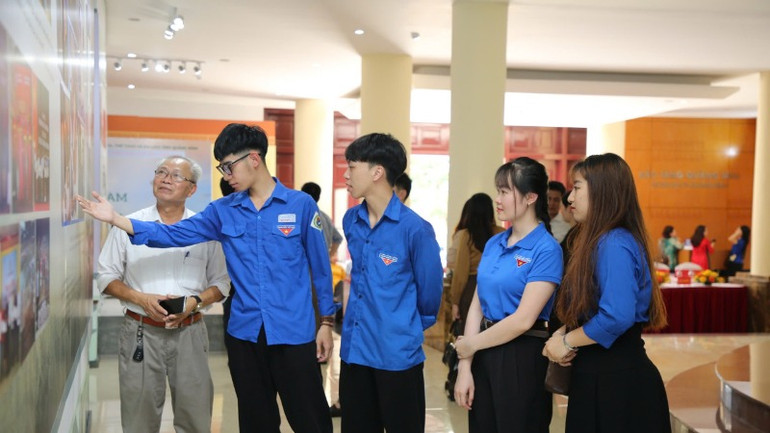 Các bạn trẻ ở Quảng Bình hào hứng tìm hiểu về báo chí cách mạng Việt Nam cũng như lịch sử báo chí của địa phương.