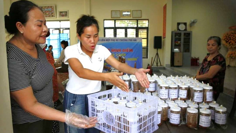 Sau khi nguội, thịt ruốc sả nhanh chóng được đóng vào các hộp nhựa để kịp vận chuyển ra miền bắc.