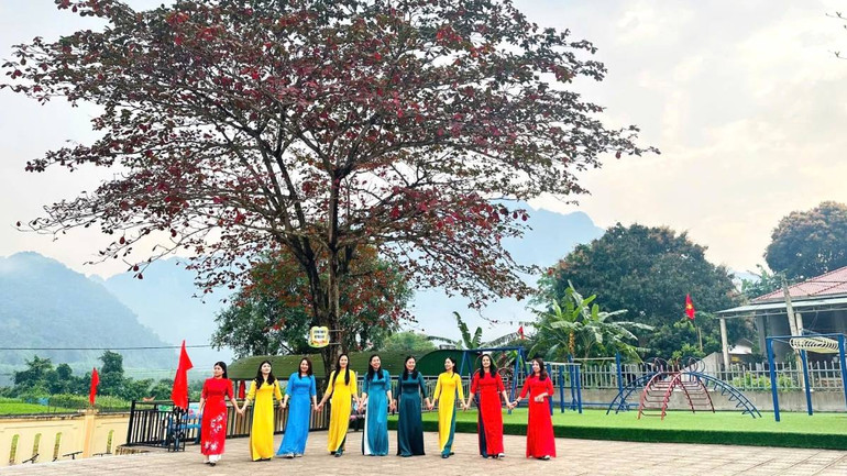Trong mờ sương của núi rừng Trường Sơn, bên gốc bàng cổ thụ, các cô giáo ở Trường Sơn với tà áo dài cũng làm cho không gian sinh động và đẹp tươi hơn.