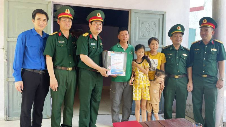 Ban tổ chức tặng quà cho gia đình ngư dân có hoàn cảnh khó khăn ở Quảng Bình.