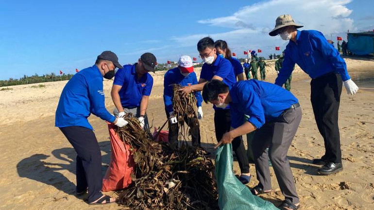 Đoàn viên, thanh niên tỉnh Quảng Bình tham gia chiến dịch “Hãy làm sạch biển”.