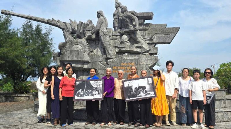 Gia đình nhà báo, liệt sĩ Lương Nghĩa Dũng chụp ảnh lưu niệm với các nữ pháo thủ bên tượng đài ghi dấu chiến công của Đại đội pháo binh Ngư Thủy. Gia đình nhà báo, liệt sĩ Lương Nghĩa Dũng chụp ảnh lưu niệm với các nữ pháo thủ bên tượng đài ghi dấu chiến công của Đại đội pháo binh Ngư Thủy.