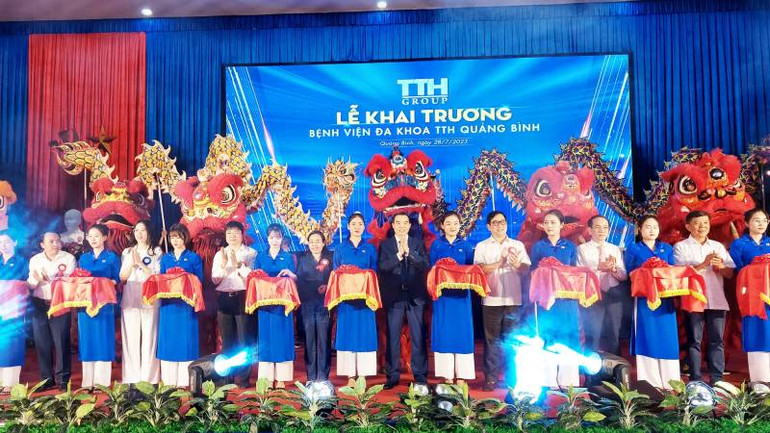 Các đại biểu cắt băng khai trương Bệnh viện đa khoa TTH Quảng Bình. Các đại biểu cắt băng khai trương Bệnh viện đa khoa TTH Quảng Bình.