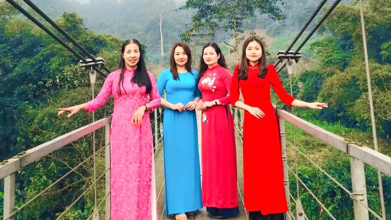 Chỉ với chiếc cầu treo, các chị em ở bản làng Trường Sơn cũng duyên dáng hẳn lên với tà áo dài.