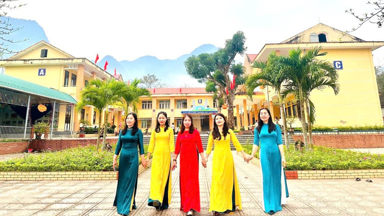 Các cô giáo sải bước tự tin với tà áo dài trong dịp 8/3.
