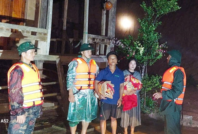 Người dân ở khu vực có nguy cơ sạt lở xã Dân Hóa, huyện Minh Hóa được di dời trong đêm 18/9 đến nơi an toàn.