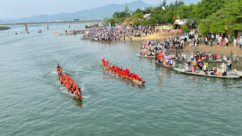 Các thuyền bơi đua tranh quyết liệt để vượt lên.