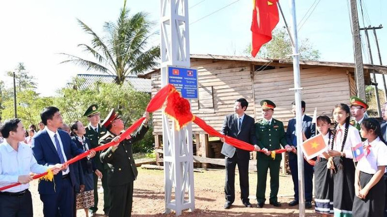 Các đại biểu 2 tỉnh khánh thành công trình "Ánh sáng vùng biên" Các đại biểu 2 tỉnh khánh thành công trình "Ánh sáng vùng biên"