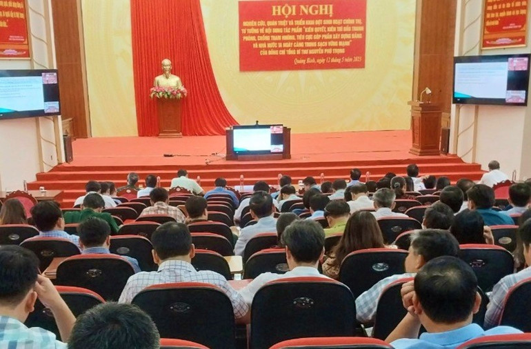 Đại biểu dự hội nghị học tập, quán triệt nội dung cuốn sách tại điểm cầu huyện miền núi Minh Hóa.