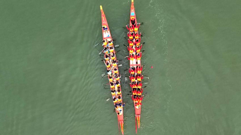 Hai thuyền đua tranh tài gay cấn.