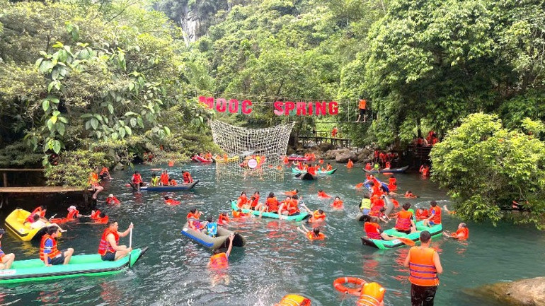 Suối Nước Moọc - điểm du lịch sinh thái, thể thao dưới nước thu hút rất đông du khách khi đến Phong Nha-Kẻ Bàng.