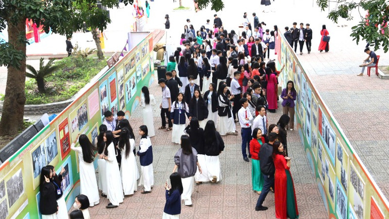 Học sinh xem triển lãm về vị tướng nổi tiếng của Bộ đội Trường Sơn, người con ưu tú của quê nhà huyện Quảng Trạch (nay là thị xã Ba Đồn), tỉnh Quảng Bình. Học sinh xem triển lãm về vị tướng nổi tiếng của Bộ đội Trường Sơn, người con ưu tú của quê nhà huyện Quảng Trạch (nay là thị xã Ba Đồn), tỉnh Quảng Bình.