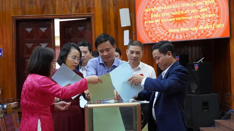 Các đại biểu Hội đồng nhân dân tỉnh Quảng Bình bỏ phiếu lấy tín nhiệm các chức danh do Hội đồng nhân dân tỉnh bầu hoặc phê chuẩn.