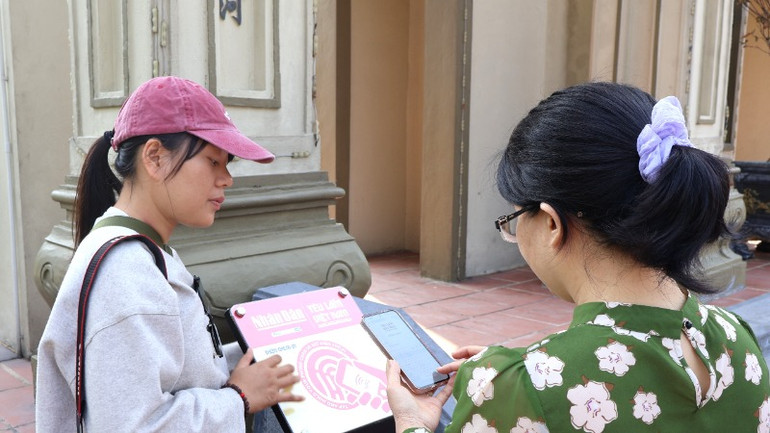 Chỉ ít ngày nữa sẽ diễn ra lễ hội Đền Thánh mẫu Liễu Hạnh nên việc ứng dụng công nghệ kết nối không dây sẽ giúp du khách, người hành hương có điều kiện thuận lợi khi tìm hiểu về ngôi đền thiêng này. Chỉ ít ngày nữa sẽ diễn ra lễ hội Đền Thánh mẫu Liễu Hạnh nên việc ứng dụng công nghệ kết nối không dây sẽ giúp du khách, người hành hương có điều kiện thuận lợi khi tìm hiểu về ngôi đền thiêng này.