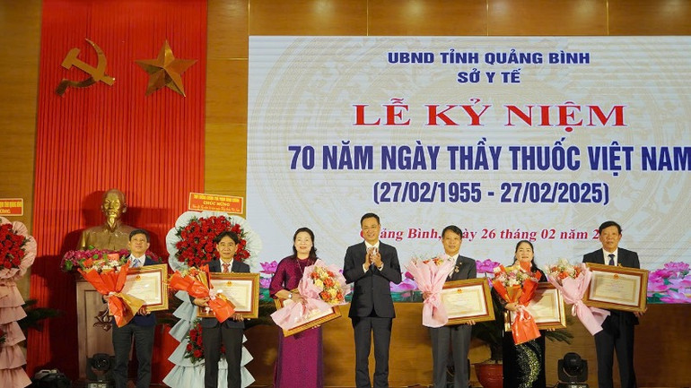 Lãnh đạo tỉnh Quảng Bình trao tặng danh hiệu Thầy thuốc Ưu tú cho các cá nhân tiêu biểu, có nhiều đóng góp trong ngành y tế tỉnh.