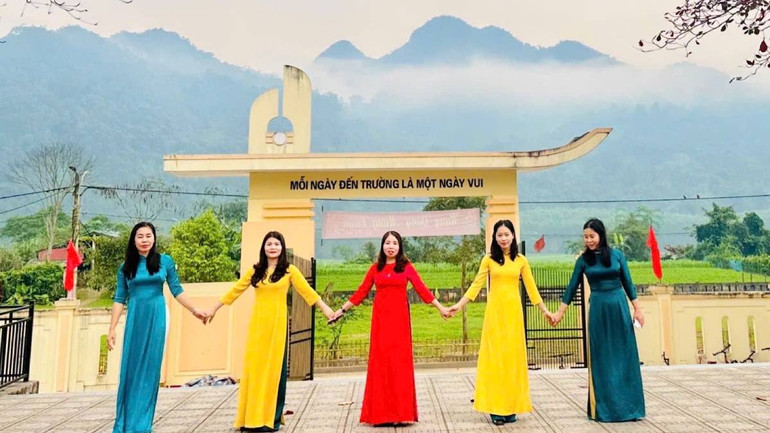 Với nhiều giáo viên ở Trường Sơn, dù đường từ nhà đến trường của cả trăm km nhưng họ vẫn bám trường bám lớp, vẫn chung nhau niềm vui mỗi ngày đến trường gặp con trẻ. Họ vẫn có những khoảnh khắc duyên dáng cùng nhau.