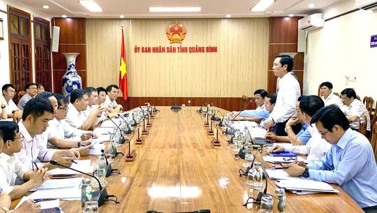 Lãnh đạo Ủy ban nhân dân 2 tỉnh Quảng Bình và Quảng Trị họp bàn kế hoạch hợp nhất, sáp nhập tại thành phố Đồng Hới chiều 23/5. (Ảnh: NM)