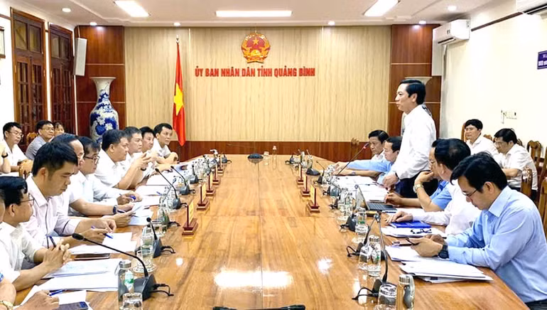 Lãnh đạo Ủy ban nhân dân 2 tỉnh Quảng Bình và Quảng Trị họp bàn kế hoạch hợp nhất, sáp nhập tại thành phố Đồng Hới chiều 23/5. (Ảnh: NM) Lãnh đạo Ủy ban nhân dân 2 tỉnh Quảng Bình và Quảng Trị họp bàn kế hoạch hợp nhất, sáp nhập tại thành phố Đồng Hới chiều 23/5. (Ảnh: NM)