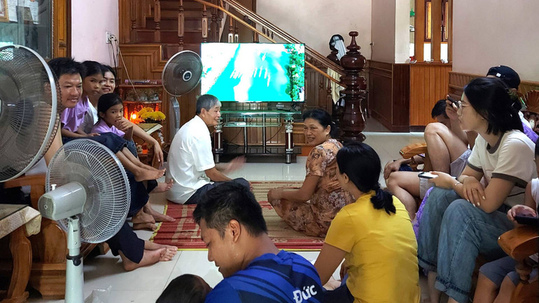 Nhiều gia đình ở Lệ Thủy vừa kết hợp xem đua, bơi thuyền trực tiếp, vừa xem qua kênh truyền hình tỉnh Quảng Bình khi các đội đua đã đi qua làng mình.