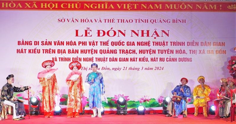 Các nghệ nhân trình diễn Hát Kiều.