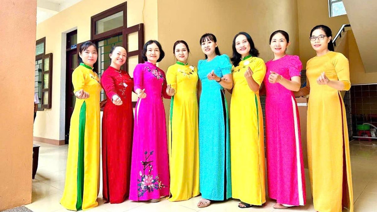 Phụ nữ Trường Sơn mặc áo dài đến nơi làm việc tạo nên bức tranh nhiều sắc màu, tươi mới.