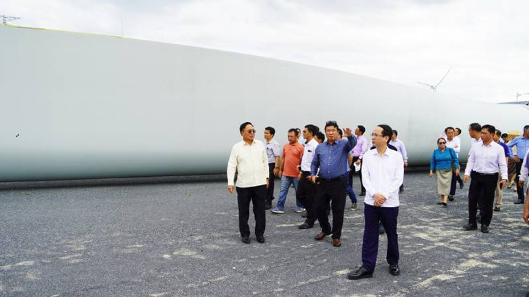 Bộ trưởng Khamchen Vongphosy (áo trắng bên trái) thăm cụm trang trại điện gió B&T.