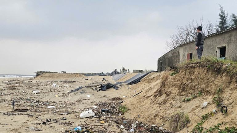 Người dân lo lắng vì sau mỗi trận bão, gió mùa đông bắc gây triều cường, bờ biển Thanh Trạch bị sạt lở nhiều thêm.