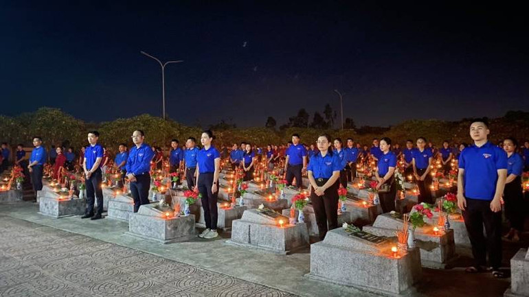 Đoàn viên, thanh niên Quảng Bình thắp nến tri ân các Anh hùng liệt sĩ ở Nghĩa trang Ba Dốc.