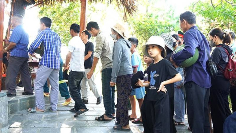 Người dân Quảng Bình đến viếng PGS Đặng Bích Hà. (Ảnh: HG)