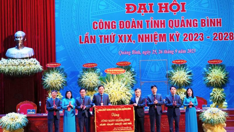 Bí thư Tỉnh ủy Quảng Bình Vũ Đại Thắng tặng bức trướng của Ban Chấp hành Đảng bộ tỉnh cho Công đoàn Quảng Bình.