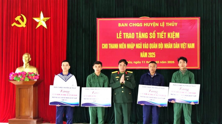 Ban Chỉ huy quân sự huyện Lệ Thủy tặng số tiết kiệm cho gia đình tân binh có hoàn cảnh khó khăn. Ban Chỉ huy quân sự huyện Lệ Thủy tặng số tiết kiệm cho gia đình tân binh có hoàn cảnh khó khăn.