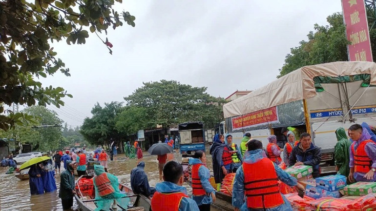 Áo phao, hàng nhu yếu phẩm được các đội xung kích tập kết tại Cam Thủy để chuyển đến nơi người dân "rốn lũ" đang cần.