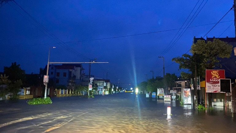 Trong đêm qua, nước lũ vẫn chảy tràn qua Quốc lộ 1A đoạn qua huyện Quảng Ninh. Trong đêm qua, nước lũ vẫn chảy tràn qua Quốc lộ 1A đoạn qua huyện Quảng Ninh.