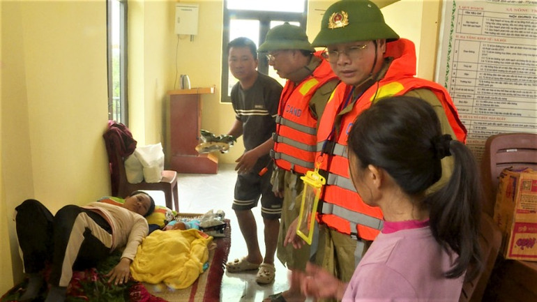 Lãnh đạo Ủy ban nhân dân huyện và Công an huyện Quảng Ninh thăm, tặng quà cho sản phụ đang ở nhà tránh lũ thôn Hữu Tân, xã Tân Ninh.