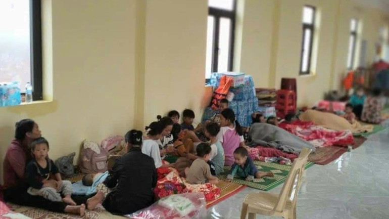 Người dân thôn Vinh Quang, xã Sơn Thủy di chuyển đến nhà tránh lũ cộng đồng do Tập đoàn Trường Thịnh (Quảng Bình) xây dựng nên bảo đảm an toàn.