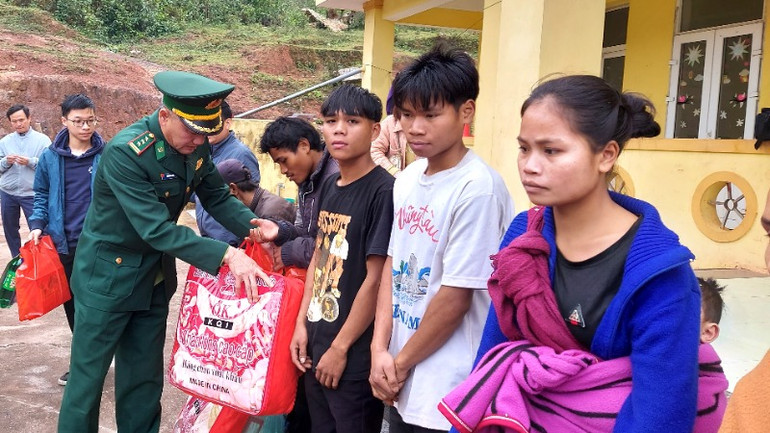 Bộ đội Biên phòng Quảng Bình tặng quà cho đồng bào dân tộc thiểu số ở xã biên giới Thượng Trạch, huyện Bố Trạch.
