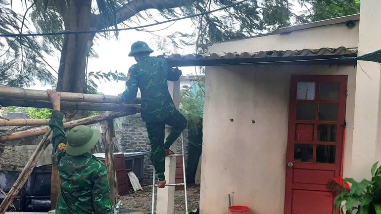 Ở xã biển Ngư Thủy, huyện Lệ Thủy có một số hộ hoàn cảnh khó khăn, nhà cửa chưa bảo đảm an toàn nên các chiến sĩ ở Đồn Biên phòng Ngư Thủy đến trợ giúp chằng buộc trước khi bão đổ bộ.