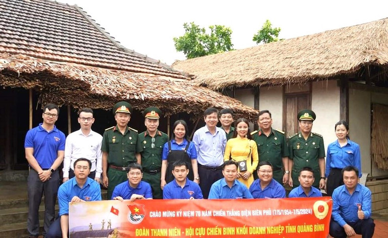 Hội cựu chiến binh và Đoàn thanh niên Đảng ủy Khối doanh nghiệp tỉnh Quảng Bình thăm nhà lưu niệm Đại tướng ở huyện Lệ Thủy.