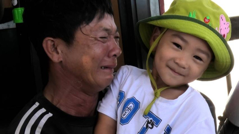 Người cha trên tàu cá bị chìm không cầm được nước mắt khi được cứu và gặp lại con. Người cha trên tàu cá bị chìm không cầm được nước mắt khi được cứu và gặp lại con.