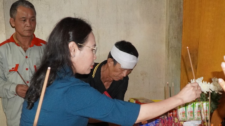 Bà Phạm Thị Hân thăm hỏi, thắp hương cho 2 nạn nhân nhỏ tuổi bị đuối nước khi lũ đang rút ở xã Sơn Thủy, huyện Lệ Thủy.