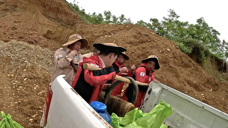 Đội xử lý bom mìn lưu động vừa xử lý an toàn và vận chuyển một quả bom lớn về khu vực chờ hủy nổ tập trung.