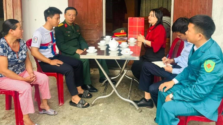 Hội Liên hiệp phụ nữ huyện và Ban Chỉ huy quân sự huyện Lệ Thủy (Quảng Bình) tặng quà, động viên chiến sĩ mới (Ảnh: LT)