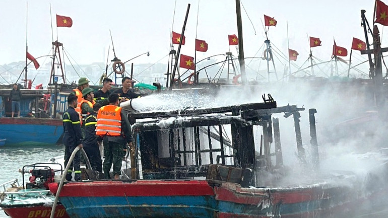 Lực lượng chữa cháy Quảng Bình phun nước dập lửa.