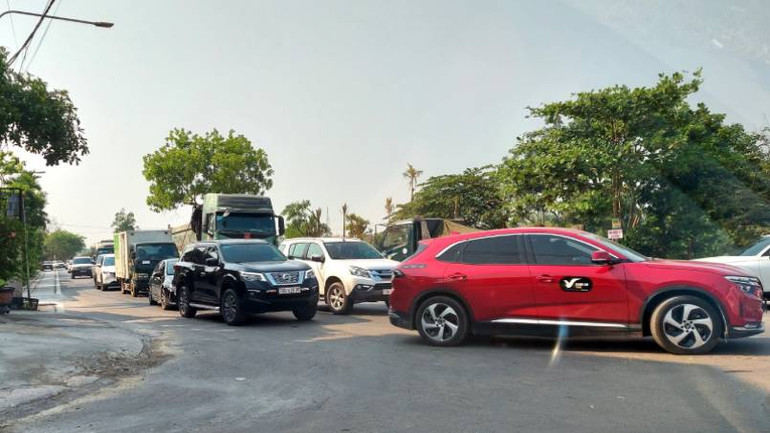 Trong sáng nay, các ngã đường từ thành phố Đồng Hới đến Vườn quốc gia Phong Nha-Kẻ Bàng chật cứng phương tiện cá nhân có biển kiểm soát từ các tỉnh, thành phố phía bắc