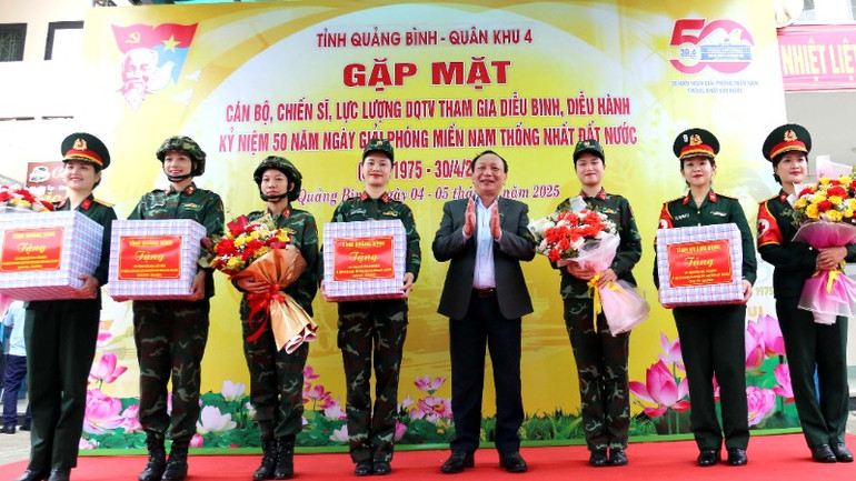 Phó Bí thư Thường trực Tỉnh ủy, Chủ tịch Hội đồng nhân dân tỉnh Quảng Bình Trần Hải Châu tặng hoa, quà động viên các lực lượng.