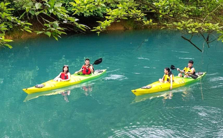 Chèo SUP ở khu du lịch sinh thái Blue Diamond