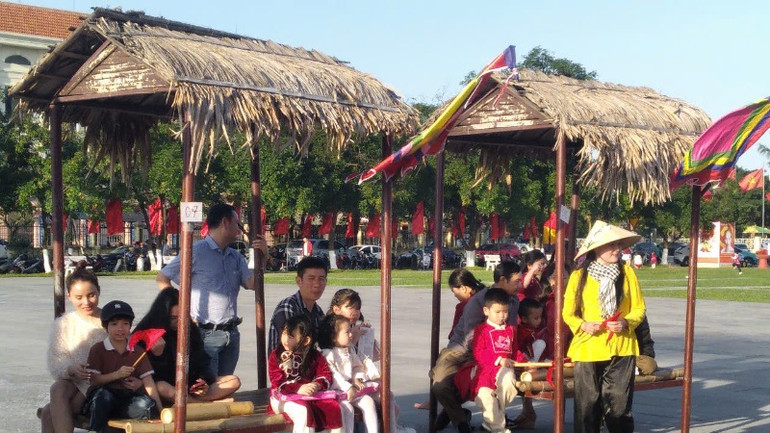 Đầu xuân mới, du khách vui hội bài chòi ở Quảng Bình