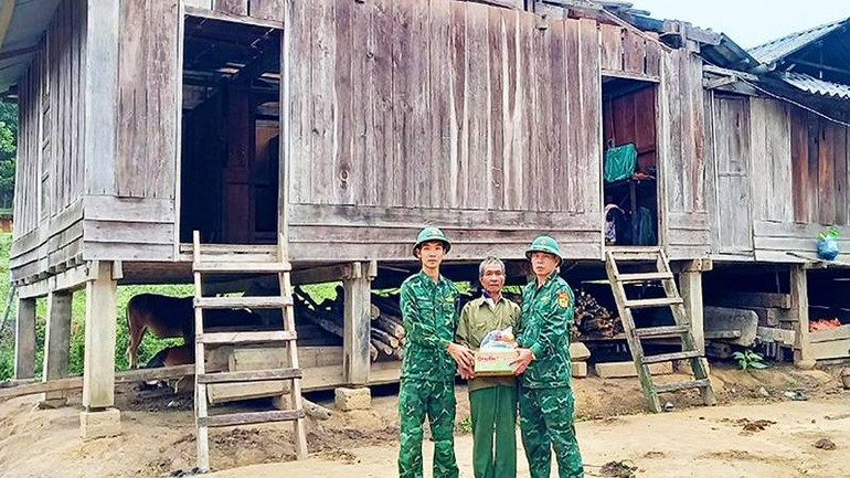 Bộ đội Biên phòng Quảng Bình tặng quà cho người dân bị ảnh hưởng bởi thiên tai.