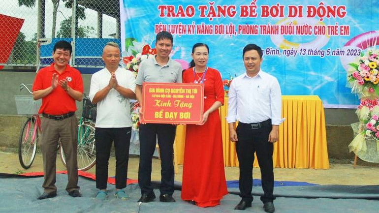 Hội từ thiện Vinaconex và những người bạn (Hà Nội) tặng 6 bể bơi di động cho các trường ở Quảng Bình.
